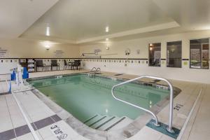 een groot zwembad in een gebouw bij Fairfield Inn & Suites by Marriott Texarkana in Texarkana - Texas