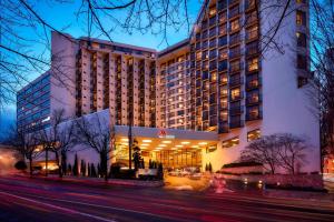 una representación de un hotel por la noche en Portland Marriott Downtown Waterfront, en Portland