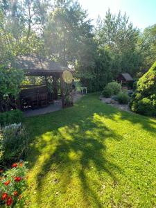 - un jardin avec un kiosque et une table de pique-nique dans l'établissement Dom gościnny Krasne, à Krasnopol