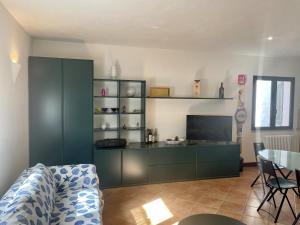 TV a/nebo společenská místnost v ubytování SAN PANTALEO VILLA 3 CAMERE