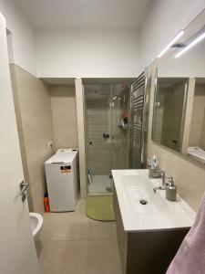 een badkamer met een wastafel, een douche en een toilet bij Casa Fiorita a Scauri in Minturno