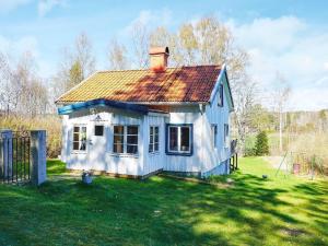 una pequeña casa azul en un campo de hierba en Holiday home Fjällbacka IV, en Fjällbacka