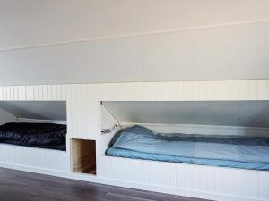 sypialnia z 2 łóżkami piętrowymi i niebieską pościelą w obiekcie Holiday home Fjällbacka IV w mieście Fjällbacka