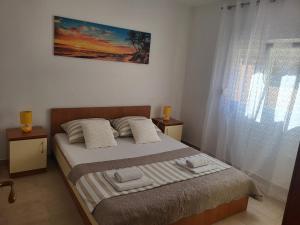 Ein Bett oder Betten in einem Zimmer der Unterkunft Apartments Bralic