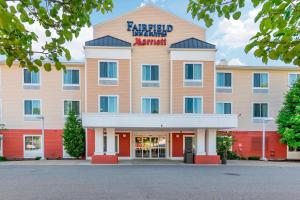 ein Hotelgebäude mit einem Schild auf der Vorderseite in der Unterkunft Fairfield Inn & Suites Hooksett in Manchester