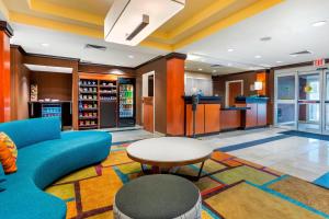 eine Lobby mit einem blauen Sofa und einem Tisch in der Unterkunft Fairfield Inn & Suites Hooksett in Manchester