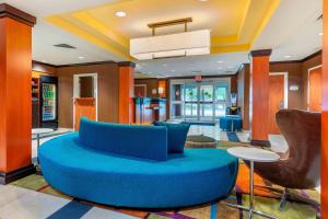 een lobby met een blauwe bank en stoelen bij Fairfield Inn & Suites Hooksett in Manchester