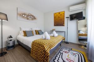 - une chambre avec un lit et une couverture jaune dans l'établissement HIGHLAND Annecy Rent Lodge, à Annecy
