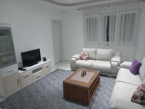 sala de estar con sofá y TV en Lux Old Bridge, en Mostar