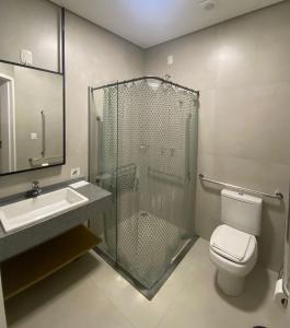サン・ルイス・ゴンザーガにあるOrigens Hotelのシャワー、トイレ、洗面台を備えたバスルーム +33枚の写真