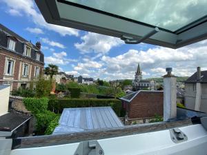 desde el balcón de un techo en Duplex 2 Chambres - Secteur CHU de Rouen - Capacité 6 Personnes- WIFI, en Rouen
