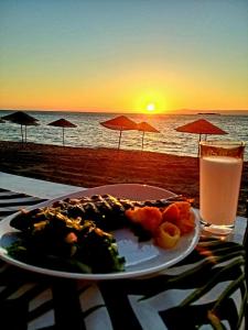 een bord eten op een tafel met de oceaan bij ŞEREF APART MOTEL in Marmara