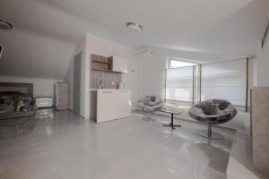 A kitchen or kitchenette at Oniro Luxury Villas