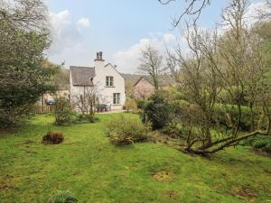 ウルバーストンにあるThe Old Post House at Low Stott Parkの中庭白家