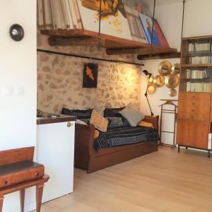 sala de estar con sofá y nevera en Little house with a large roof garden in the city center, en Marsella