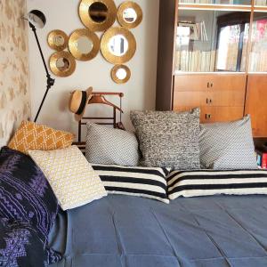 um quarto com uma cama com almofadas em Little house with a large roof garden in the city center em Marselha