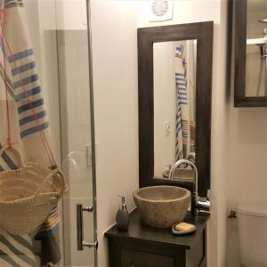 La salle de bains est pourvue d'un lavabo et d'un miroir. dans l'établissement Little house with a large roof garden in the city center, à Marseille