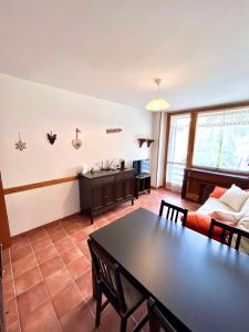 un salon avec une table et un canapé dans l'établissement Turris Ski House, à Borgata Sestriere 10 autres photos