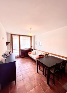 un salon avec une table et un canapé dans l'établissement Turris Ski House, à Borgata Sestriere