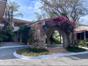 a building with an arch with flowers on it at Aurora Luxury Suite con acceso a la playa in Chame