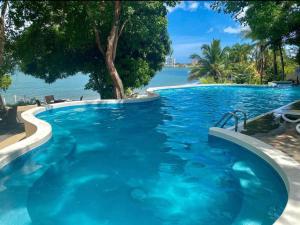 Басейн в Aurora Luxury Suite con acceso a la playa або поблизу
