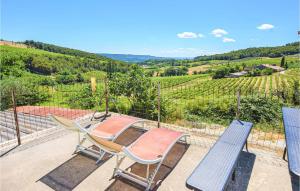 un patio con sillas y una mesa con vistas en Gorgeous Home In Vinsobres With Private Swimming Pool, Can Be Inside Or Outside, en Vinsobres