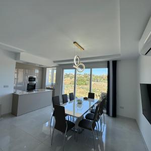 een eetkamer en een keuken met een tafel en stoelen bij ONE100 apartments in Marsaxlokk