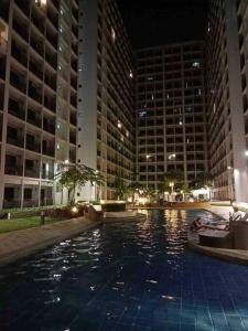 una piscina en medio de una ciudad por la noche en Shore 2 Staycation - Near Mall of Asia and Casinos en Manila