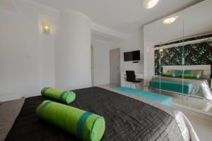 A television and/or entertainment centre at Oniro Luxury Villas
