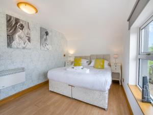 Un dormitorio con una cama grande y una ventana en Ben Ma Cree, en Portpatrick