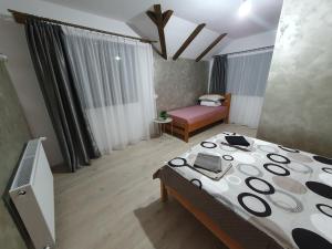 Ένα ή περισσότερα κρεβάτια σε δωμάτιο στο Vila Andrei