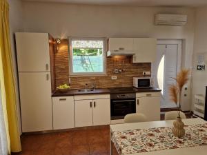 Η κουζίνα ή μικρή κουζίνα στο House Petra 1 +11 φωτογραφίες