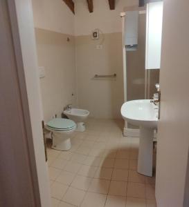 a bathroom with a toilet and a sink at Casa dell'Arco Civico 35 in San Fruttuoso