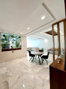 sala de estar con mesa y sillas en Appartement FES Hayat Luxury, en Fez