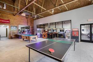 una mesa de ping pong en una sala con máquinas en Victorian Inn Elkhart Lake, en Elkhart Lake