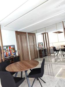 a dining room with a wooden table and chairs at Appartement FES Hayat Luxury in Fez