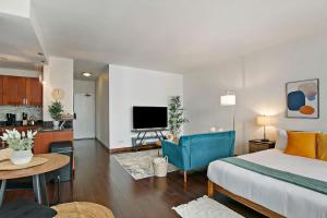 a bedroom with a bed and a living room at Stylish Studio with Full Kitchen & Modern Bathroom - Chestnut 15C in Chicago