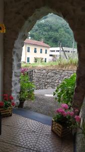 La Casa Dell'Arco في Carasco: اطلالة على حديقة يوجد بها زهور في السلال