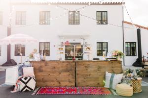 un lugar de celebración de bodas con un buffet de madera frente a un edificio en Moxy Santa Barbara en Santa Bárbara