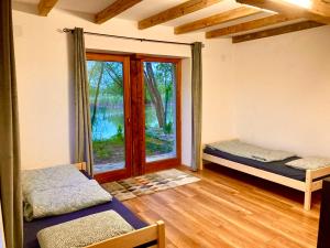 um quarto com duas camas e uma janela em Hacienda Verde em Szentes