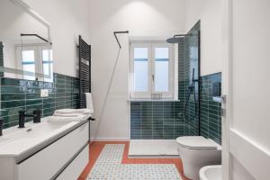 ein Bad mit einem WC, einem Waschbecken und einer Dusche in der Unterkunft Casa Brezi in Palermo