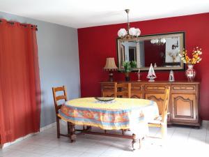 ein Esszimmer mit einem Tisch und einem Spiegel in der Unterkunft La belle maisonette in Montmorillon
