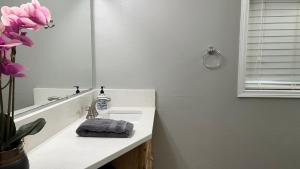 y baño con lavabo y espejo. en Unique Waterfront Cottage 34 Mi To Mt Rainier, en Eatonville