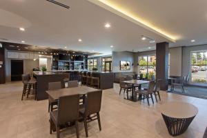 a restaurant with tables and chairs and a bar at Courtyard by Marriott San Diego El Cajon in El Cajon