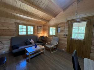 uma sala de estar com um sofá e uma mesa em Cabaña Garrote Gordo em Segura de la Sierra