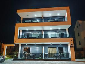 奈维斯Golden Sunset的一座高大的建筑,前面设有桌椅