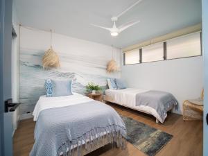 Ліжко або ліжка в номері Maui Parkshore 204 condo