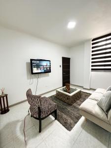 Una televisión o centro de entretenimiento en Veranda Apartment, Entre Rios, Samborondon, Ecuador