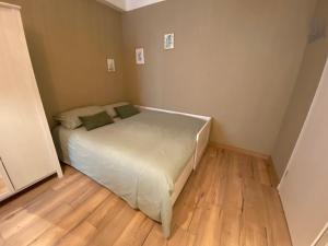 1 dormitorio pequeño con 1 cama y suelo de madera en Casa di Lucy Umbria, en Foligno