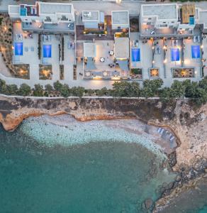 uma vista aérea de um resort junto à água em Paros Comfy Suites em Naousa